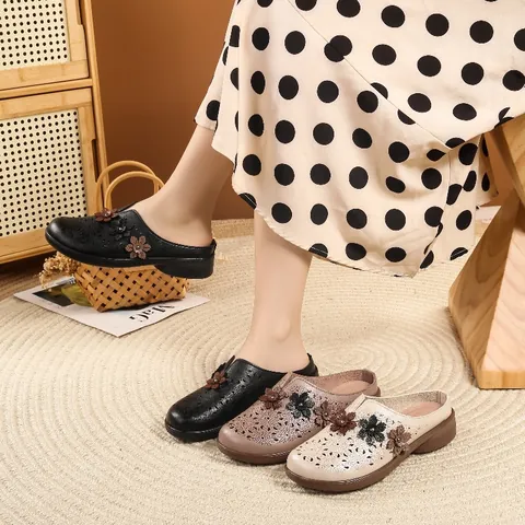 Women's Hollow Out Flat Sandals Middle-Aged Soft Sole Anti-Slip Summer Closed Toe Mules With Floral Decoration Daily Casual Shoes