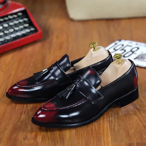 Mocassins à Glands Style Britannique Homme Bout Pointu Chaussures en Cuir Décontractées Rétro Dégradé Noir Rouge
