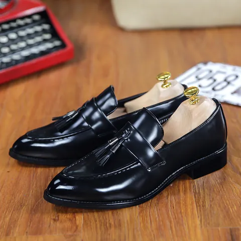 Mocassins à Glands Style Britannique Homme Bout Pointu Chaussures en Cuir Décontractées Rétro Dégradé Noir Rouge