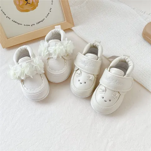 Japanischer Stil Baby Lauflernschuhe Weiche Sohle Kleinkindschuhe Niedlicher Bär PU Leder Blumen Stoffschuhe Rutschfeste Baby Schuhe