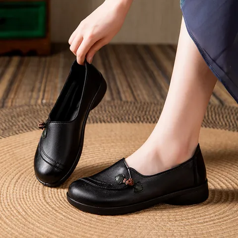 Comfortable Microfiber Leather Mother Shoes For Elderly Women Non-Slip Soft Sole Flat Shoes Vintage Slip-On Casual Walking Shoes