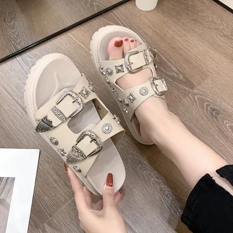 Damen Mode Plateau Slides Retro Metall Nieten Gravierte Schnalle Einband Casual Sandalen Sommer Strand Dicke Sohle Hausschuhe