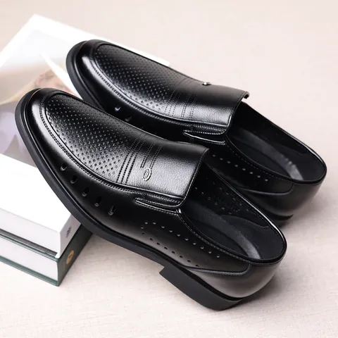 Scarpe in Cuoio Rigenerato Business Casual da Uomo Estate Traspirante Traforato Slip-on Mocassini per Uomini di Mezza Età Nero