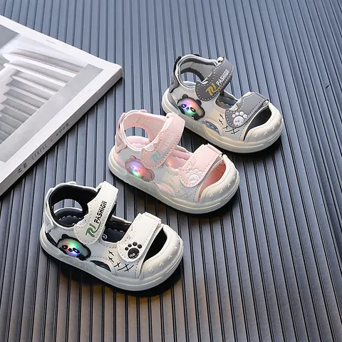 Sommer Kinder LED Leuchtende Sandalen Cartoon Panda Weiche Sohle Kleinkind Schuhe Für Jungen Mädchen 0-2 Jahre Baby Strand Sandalen Klettverschluss