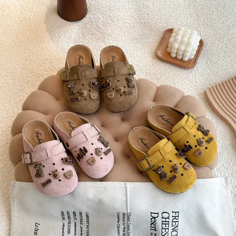 Kids Breathable Cow Suede Clogs Sandals For Boys Girls Cute Bear Charms Slip On Summer Beach Shoes Khaki Pink Yellow