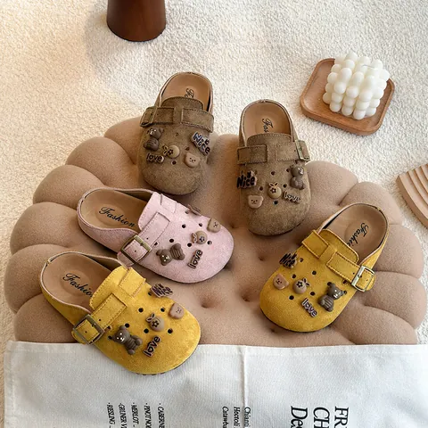 Kids Breathable Cow Suede Clogs Sandals For Boys Girls Cute Bear Charms Slip On Summer Beach Shoes Khaki Pink Yellow