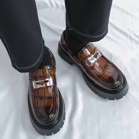 Chaussures en Cuir à Semelle Épaisse avec Gaufrage Crocodile pour Hommes Mocassins Business Décontractés avec Boucle en Métal Chaussures de Cérémonie de Mariage Bureau