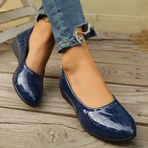Women Large Size Loafers Pointed Toe Flats Crocodile Pattern PU Leather Shoes Shallow Mouth Casual Soft Sole Slip-on Loafers