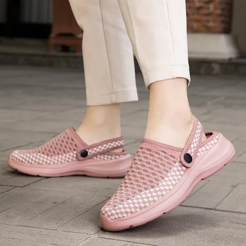 Unisex Breathable Mesh Clogs Slip-On Lightweight Outdoor Casual Sandals Checkerboard Pattern Hollow Out Beach Shoes For Men Women