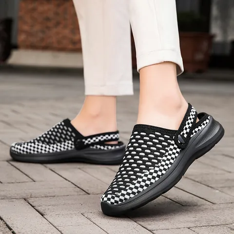 Unisex Breathable Mesh Clogs Slip-On Lightweight Outdoor Casual Sandals Checkerboard Pattern Hollow Out Beach Shoes For Men Women