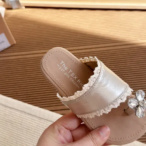 Girls Flat Rhinestone Flip Flops Soft Sole Toe Ring Sandals Summer Champagne Silver Patent Leather Lace Beach Shoes For Kids