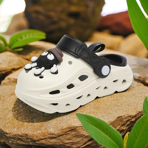 Kids Cartoon Thick Sole Clogs Summer Non-Slip Beach Slippers For Girls EVA Breathable Hollow Out Outdoor Sandals With Charms