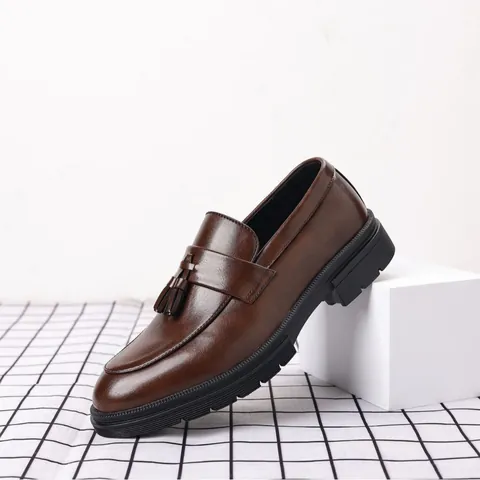Herren Business Casual PU Leder Quasten Loafer Klassisch Slip-On Brogue Perforation Atmungsaktiv Mokassins Formelle Halbschuhe