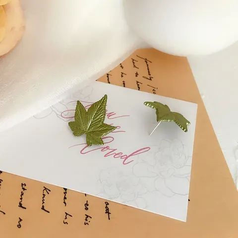 Pendientes de Botón de Barniz al Horno de Hoja Verde Estilo Bosque Minimalista Con Poste de Plata 925 Pendientes de Clip