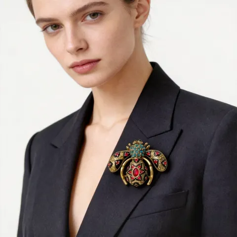 Vintage Hofstil Biene Brosche Für Damen Zinklegierung Eingelegt Mehrfarbiger Strass Emaille Insekt Nadel Mode Schmuck Zubehör