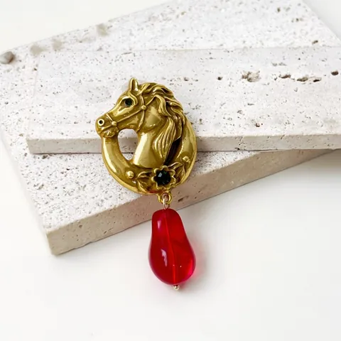 Broche de Cabeza de Caballo Estilo Palacio Vintage Mujer Aleación Chapado Oro Colgante Cristal Estrás Rojo Pin de Traje Joyería