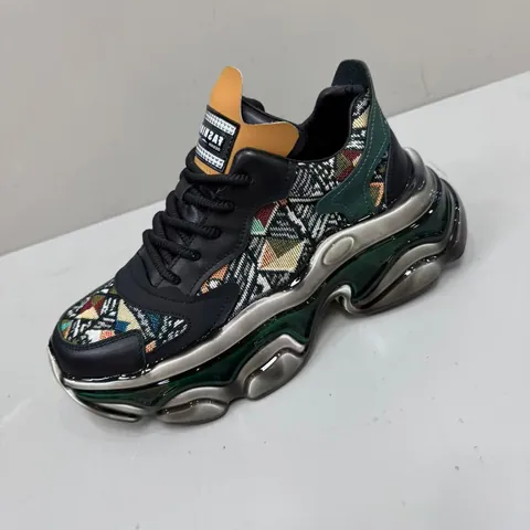 Chaussures Décontractées pour Hommes à Semelle Épaisse Style Bottines Martin High Top Imprimé Géométrique Patchwork Cuir Tissu Sneakers