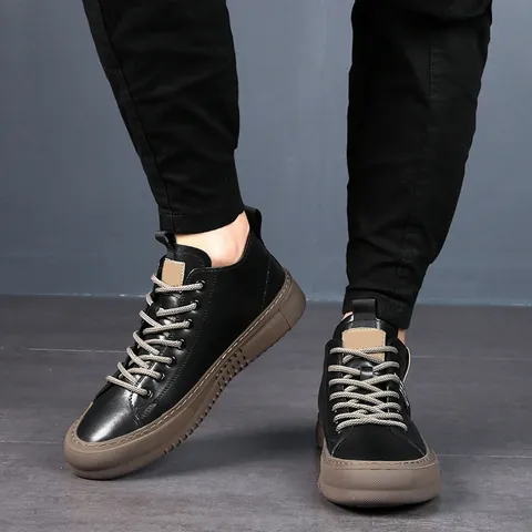Sneakers High-Top da Uomo 2025 Primavera Nuovi Scarpe da Skate Sportive in Pelle Casual alla Moda con Suola in Gomma Scarpe Resistenti all'Usura