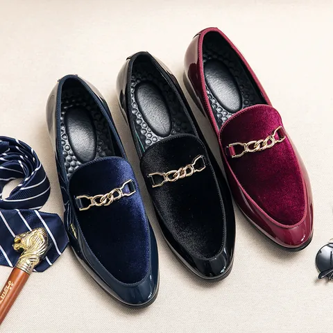 Men's Pointed Toe Loafers PU Velvet Patent Leather Splicing Slip-on Shoes British Retro Business Casual Dress Loafers With Metal Chain Buckle