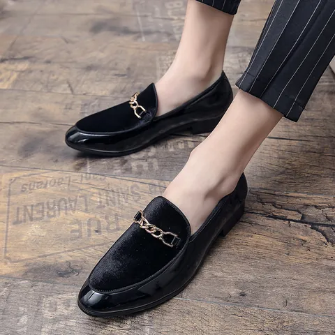 Men's Pointed Toe Loafers PU Velvet Patent Leather Splicing Slip-on Shoes British Retro Business Casual Dress Loafers With Metal Chain Buckle