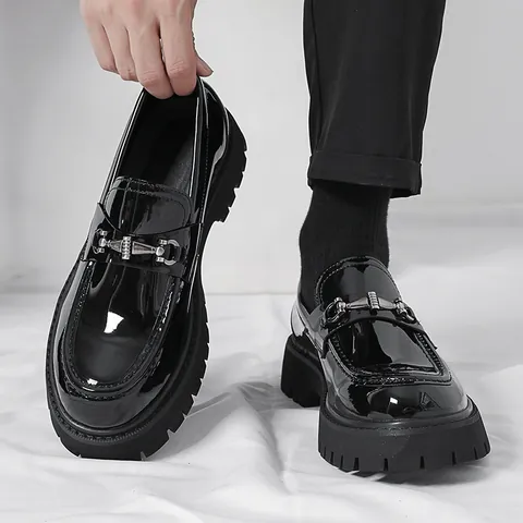 Herren Plateau Loafer Erhöht Britisch Stil Glänzend PU Leder Freizeitschuhe mit Trense Detail Friseur Trend Schuhe