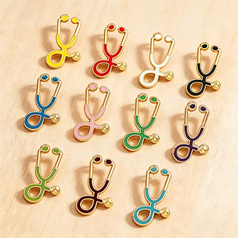 Spilla Stetoscopio a Cartone Animato in Lega Smalto Spilla Medica per Medici Infermieri Studenti Accessori per Camice Gioielli Regalo