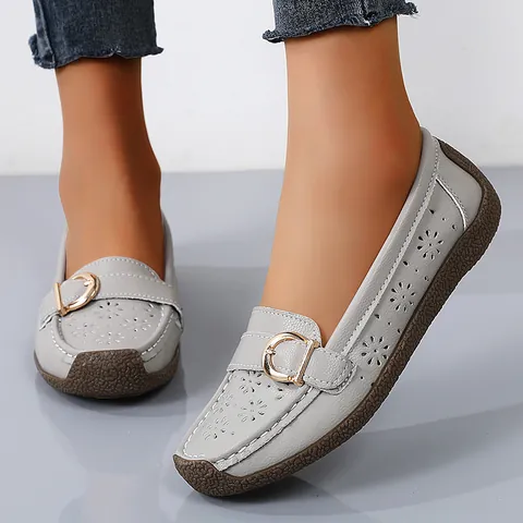 Damen Casual Weiche PU Leder Loafers Bequeme Laser Cut Flache Mokassins Slip On Driving Schuhe Metall Schnalle Dekoration