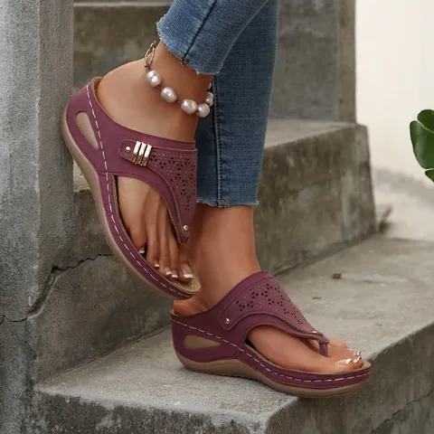 Sandales à Compensées Tongs Femme Découpe Laser Rivet Bohême Tongs Été Grande Taille Décontracté Sandales en Cuir PU