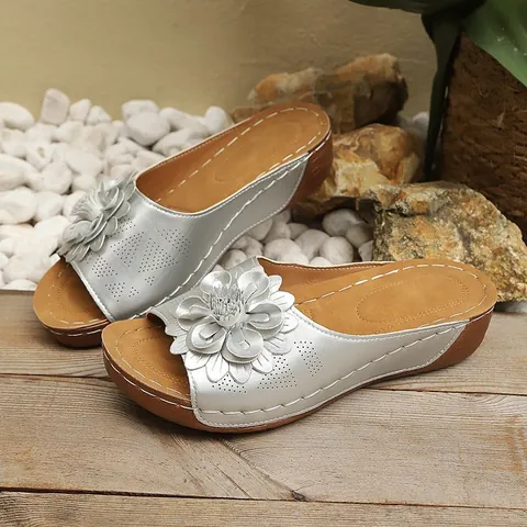 Damen Keilabsatz Hausschuhe 3D Blumen Dekor Hohl Offene Zehe Atmungsaktiv Kunstleder Sandalen Weiche Sohle Lässig Sommer Pantoletten