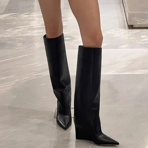Damen Kniehohe Stiefel mit Keilabsatz und Spitzer Zehe Schwarz Kunstleder Weitschaft Hai Stiefel Ritterstiefel für den Winter