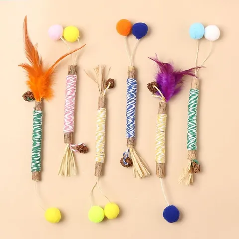 Natural Silvervine Sticks For Cats Catnip Gall Fruit Teeth Cleaning Toys With Raffia Feathers Pom Poms Interactive Kitten Chew Toy