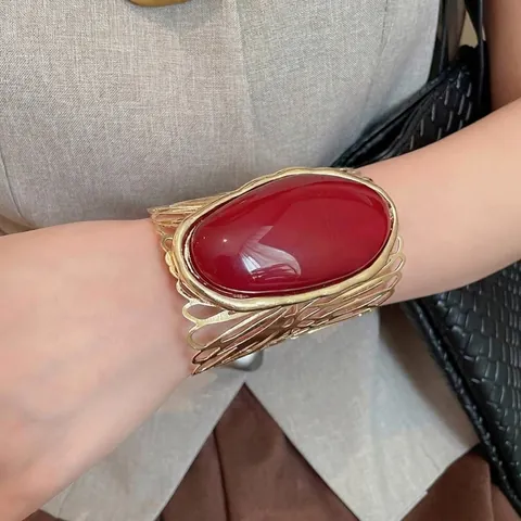 Vintage Metal Hollow Oval Upper Arm Bracelet For Women Exaggerated Design Gold Plated Resin Stone Open Cuff Bangle Jewelry