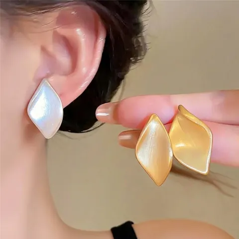 Boucles d'Oreilles Clous Forme de Feuille Minimaliste Finition Métal Brossé Or Argent Cuivre Avec Tige en Argent pour Femmes Bijoux Mode