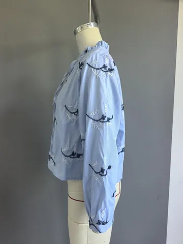 Süßes Langarm Bestickt Hemd Damen Hellblau Blumenmuster Rüschenkragen Knopfleiste Schleife Am Ausschnitt Bluse Damen Bekleidung