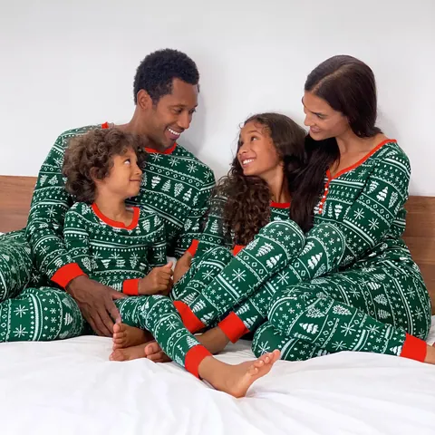 Kerstmis Gezin Pyjama Set Bedrukt Groen Rood Contrast Nordic Sneeuwvlok Boom Patroon Loungewear Voor Het Hele Gezin
