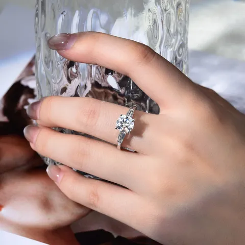 S925 Ασημένιο Δαχτυλίδι Moissanite για Γυναίκες 1.5 Καράτια Στρογγυλό Τριών Λίθων Κλασικό Κοσμήματα Γάμου Αρραβώνα