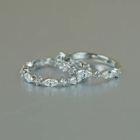 Anillo de Plata de Ley 925 con Moissanita de Corte Marquesa de Lujo Bañado en Oro 18K Certificado GRA Banda Eternity