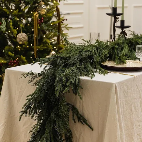 Guirlande d'Aiguilles de Pin de Noël Artificielle Vigne Suspendue en Cèdre de Norfolk Verte pour Manteau de Cheminée Porte Table Décoration de Fête