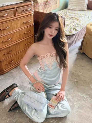 Conjunto Sexy Francés de Satén con Top Bandeau Irregular y Pantalones de Pierna Ancha para Mujer Verano Nuevo Estilo Chino Encaje Bordado