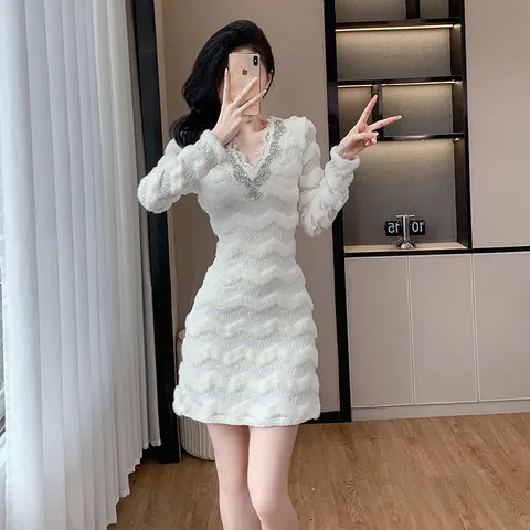 Robe Élégante pour Femmes en Fausse Fourrure de Vison avec Strass et Dentelle Col en V Coupe Slim Manches Longues