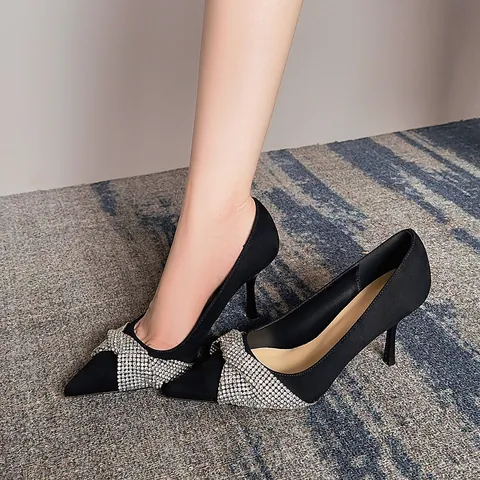 Décolleté da Donna in Camoscio con Punta e Tacco a Spillo Fiocco in Strass Scarpe da Festa per Piedi Larghi