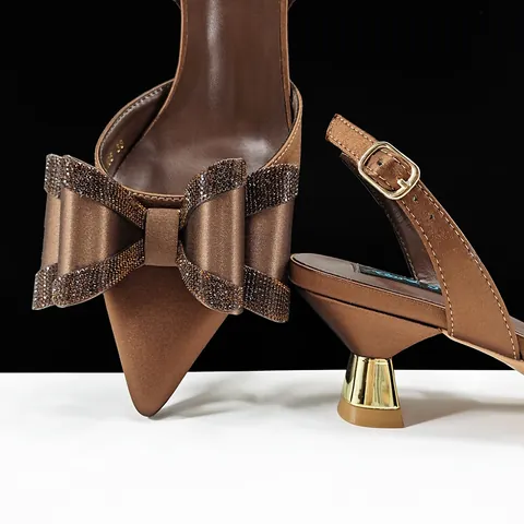 Elegante Dames Satijnen Pumps met Spitse Neus en Bijpassende Strass Avondtas met Strik Decoratie voor Bruiloft