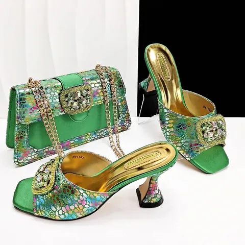 Damen Luxuriöse Kunstleder High Heel Sandalen Und Abendtasche Set Strass Schnalle Eckige Zehenpartie Architektonischer Absatz Gepunktet Mehrfarbig Party Schuh Taschen Set