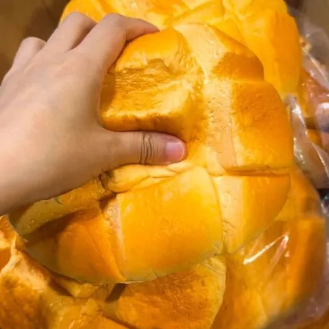 Jouet Squishy Pain à l'Ananas Rebond Lent Simulation Alimentaire Jouet à Presser Anti-stress Pain Artificiel