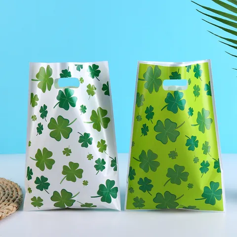 St. Patrick's Day Gift Bags Green Clover Pattern Plastic Handheld Treat Bag Shamrock Print Party Favors Storage Bag