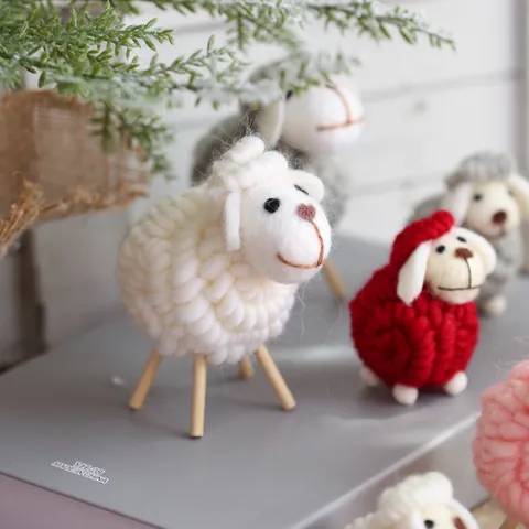 Handgemaakte Wollen Vilt Kerstmis Schaap Ornament Schattige Tafeldecoratie Lam Houten Basis Mini Dier Figuurtje Voor Huisdecoratie