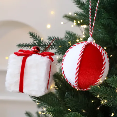 Décorations de Noël Boîte Cadeau en Peluche et Boule de Velours Rouge et Blanc Ornements à Suspendre en Mousse pour Sapin