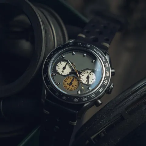 Montre Homme Chronographe de Sport à Quartz Haut de Gamme Lumineuse Étanche Calendrier Tachymètre Bracelet en Cuir Acier Inoxydable