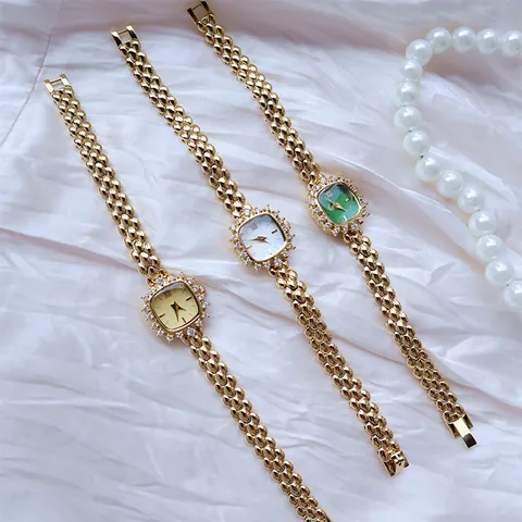 Reloj de Cuarzo para Mujer con Esfera Cuadrada Vintage Bisel de Strass Correa de Cadena Fina Chapada en Oro de Lujo