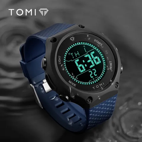 TOMI Montre Numérique de Sport pour Hommes Étanche Montre-Bracelet Électronique avec Rétroéclairage LED Affichage Date Semaine Bracelet en TPE Mode de Plein Air
